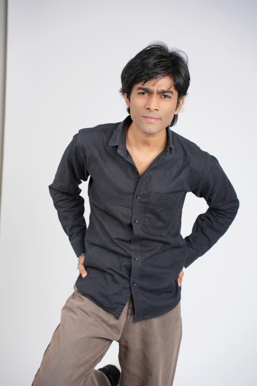 Standing studio look, hand on hip